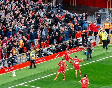 Liverpool le ganó al Chelsea y llegó a lo más alto de la Premier League