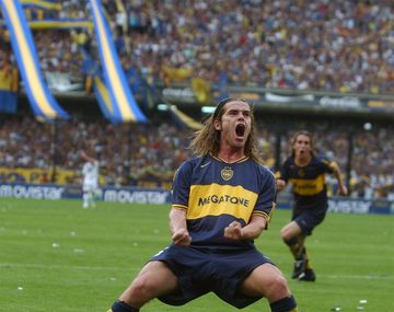 Gago volvió de España y firmará su regreso a Boca
