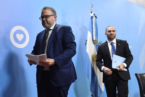 Mat&iacute;as Kulfas y Mart&iacute;n Guzm&aacute;n se retiran de la Casa de Gobierno tras anunciar medidas para contrarrestar los efectos de la cuarentena por el coronavirus