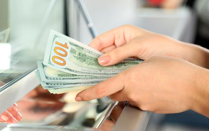 En apenas un mes, los argentinos sacaron casi 10 mil millones de dólares de los bancos
