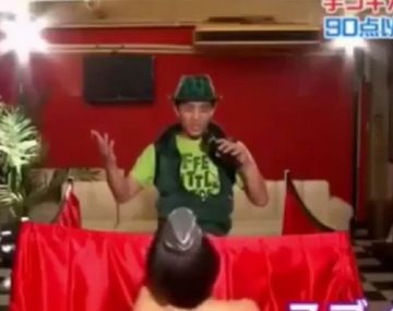 Insólito: cantan mientras los masturban