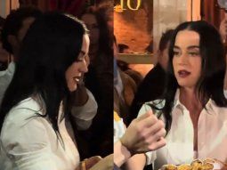 Katy Perry, repartiendo empanadas en Argentina.