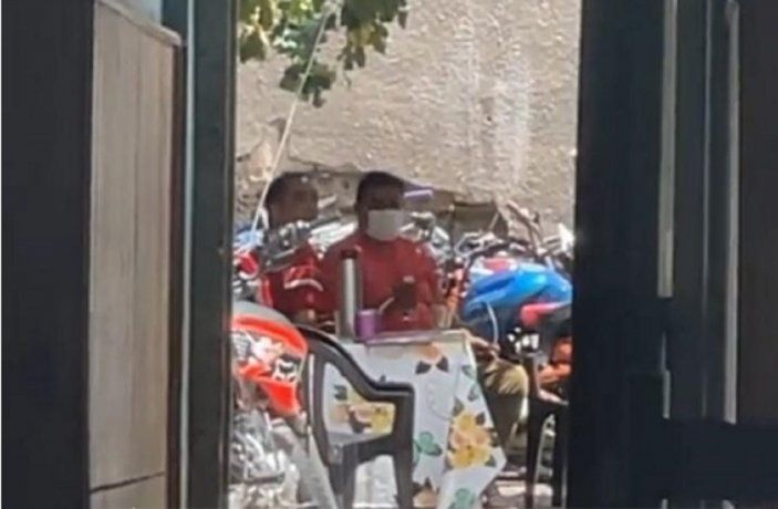 Catamarca: tras el intento de femicidio y su detención, el policía fue filmado tomando mates con sus compañeros