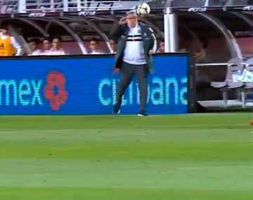 El pelotazo de Berizzo que le voló los anteojos y cortó al Tata Martino