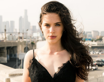 Delfina Chaves, en lencería desde California