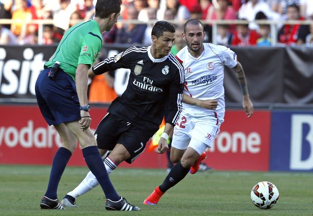 Con tres goles de CR7, el Real Madrid le ganó al complicado Sevilla y sueña