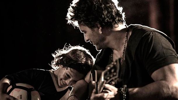 Ricardo Arjona presenta a su hijo en un nuevo videoclip: mirá su sorpresiva aparición