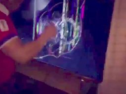 La furia del hincha chileno rompiendo un LED se viralizó