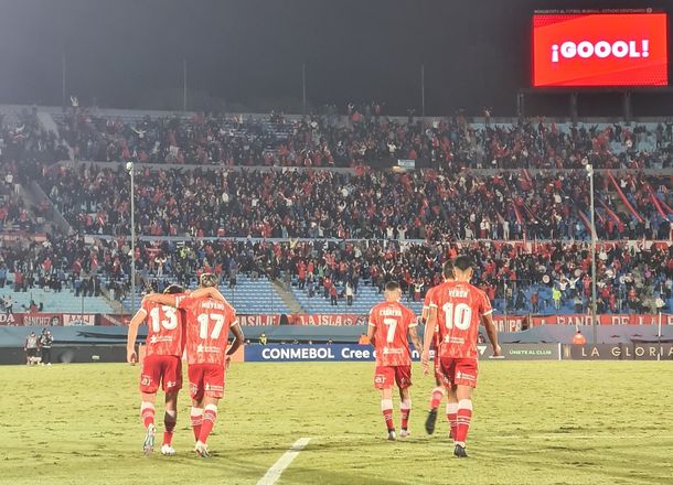 Argentinos empató 2-2 ante Liverpool y es líder de su grupo
