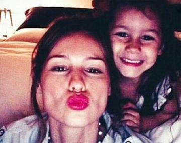 Pampita publicó una foto junto a Blanca: Luz
