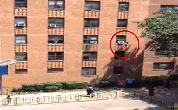 Un hombre atrapó en el aire a una nena que se cayó de un edificio