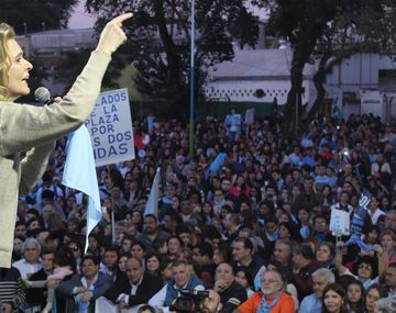 Silvina Elías de Pérez con el pañuelo celeste del Salvemos las dos vidas