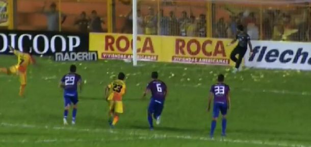 En su estreno en Primera, Crucero del Norte igualó ante Tigre 0-0