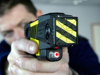 Buscan impedir el uso de las pistolas taser