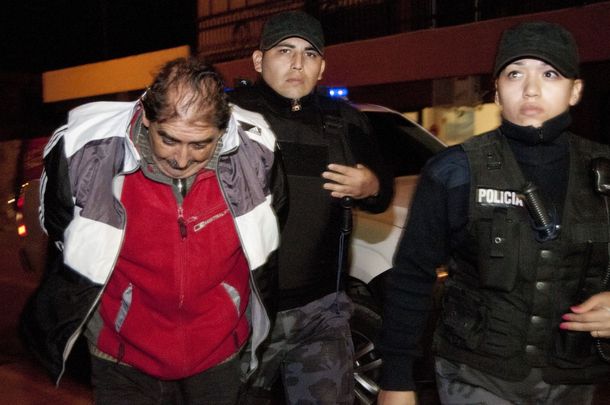 Marco Antonio Gutiérrez siendo trasladado por la policía catamarqueña (Gentileza El Esquiu)