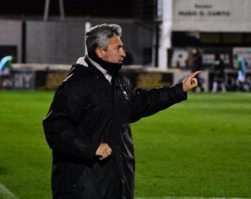 Insólito: Estudiantes de Caseros comunicó en el entretiempo que el DT no continuará en su cargo