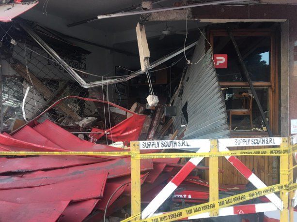 Un colectivo chocó con un auto y se incrustó en una tradicional pizzería de Vicente López