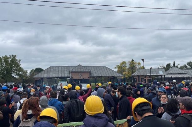 Contra el ajuste: multitudinaria marcha en la puerta del country donde vive Luis Caputo