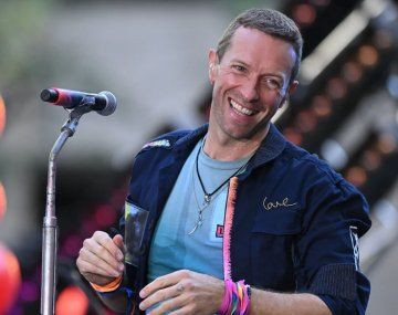 La pareja viral del recital de Coldplay ahora tiene videojuego y hasta canción propia