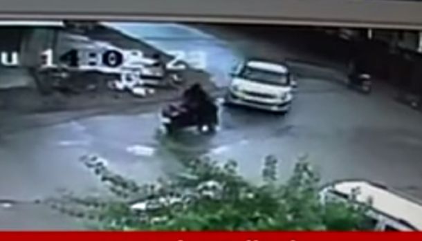 VIDEO: Absurdo choque entre auto y moto