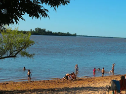 La playa de Uruguay ideal para avistar ballenas y hacer deportes acuáticos