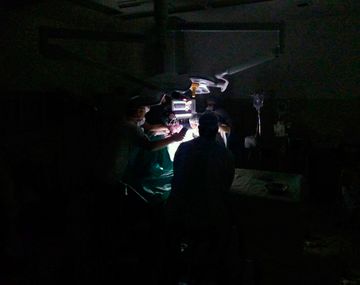 Tuvieron que terminar una cirugía con alumbrando con los celulares
