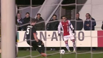 calcado: un holandes imito a riquelme y dejo en el piso a un rival con un amague calcado: un holandes imito a riquelme y dejo en el piso a un rival con un amague