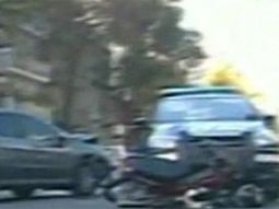 Cuatro heridos tras un triple choque entre auto, moto y patrullero en Flores
