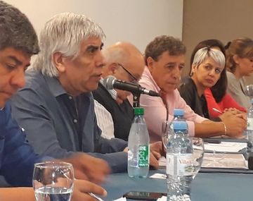 Hugo Moyano ratificó el pedido del 27% de aumento y no descartó un paro