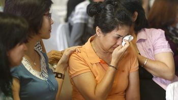 fuentes oficiales confirman que hallaron restos del avion de airasia fuentes oficiales confirman que hallaron restos del avion de airasia