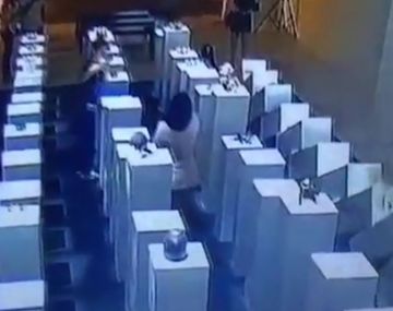 Rompió obras de arte valuadas en US$200.000 por sacarse una selfie