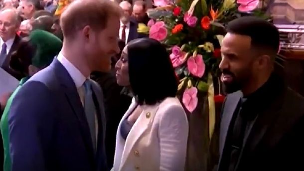 Particular saludo del pr&iacute;ncipe Harry contra el coronavirus