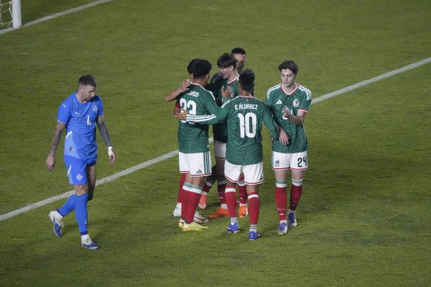 La Selección Mexicana tuvo una convincente actuación y goleó 4-0 a una Islandia que resultó un rival muy débil.
