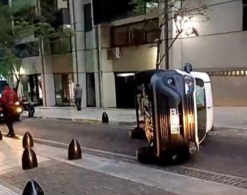 Video: choque y vuelco de una camioneta en Retiro dejó un herido