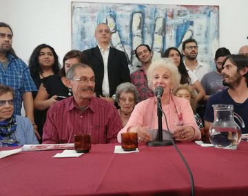 Solsona, de rojo, espera encontrarse con su hija pronto