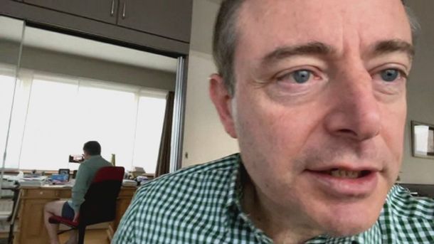 Bélgica: un alcalde dio una entrevista sin pantalones y se volvió viral