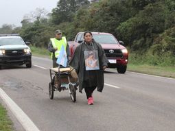 Mariana Aranda camina hacia la ciudad de Salta pidiendo justicia Mariana Aranda camina hacia la ciudad de Salta pidiendo justicia