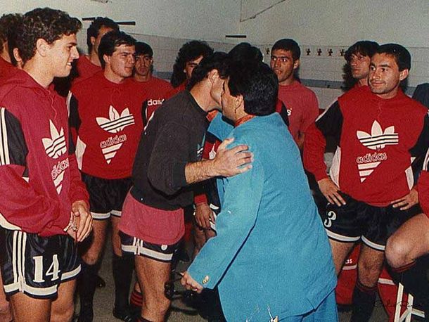 Publican fotos inéditas de la llegada de Maradona a Newells