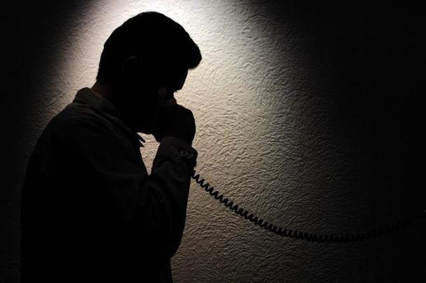A un cura le sacaron fotos desnudo y lo extorsionaron