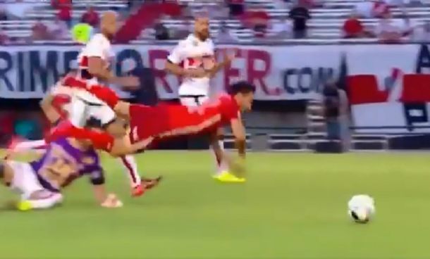 Polémica jugada contra Scocco contra Chacarita