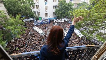 fiesta peronista: asi saludo cristina kirchner a quienes se acercaron a verla este viernes fiesta peronista: asi saludo cristina kirchner a quienes se acercaron a verla este viernes