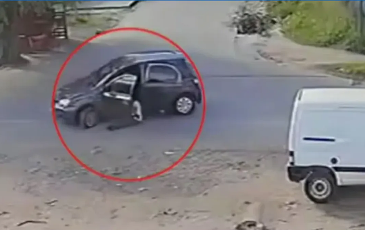 Video: el violento robo de auto a una maestra que fue arrastrada por ladrones en Virrey del Pino Video: el violento robo de auto a una maestra que fue arrastrada por ladrones en Virrey del Pino
