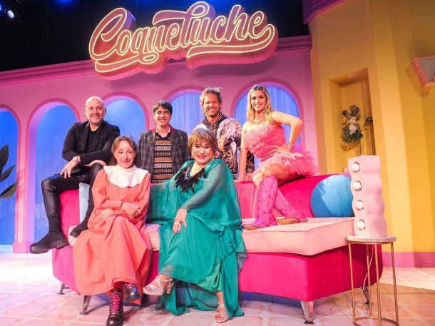 Julieta Poggio llegó tarde a la función de Coqueluche y el público tuvo una inesperada reacción