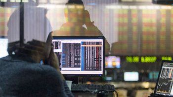 El riesgo país supera los 1.300 puntos tras el rechazo a los vetos de Milei