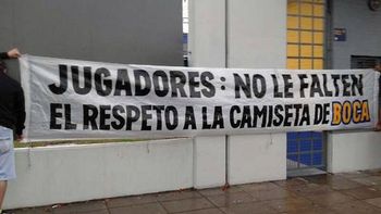 clima caliente en boca: pusieron un pasacalle contra los jugadores clima caliente en boca: pusieron un pasacalle contra los jugadores