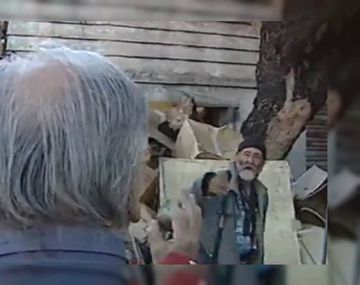 VIDEO: Un hombre que acumula basura en su casa y su vecino se pelearon en vivo