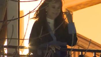 Cristina Kirchner volvió a salir al balcón para saludar a la militancia