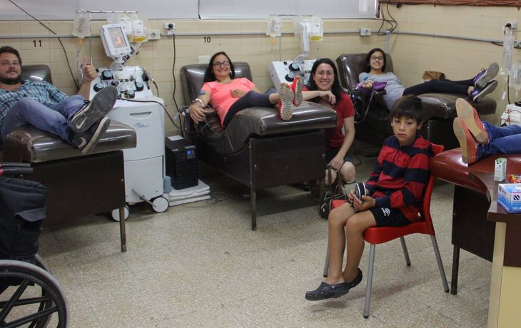 Elsa y sus amigos fueron juntos a donar sangre