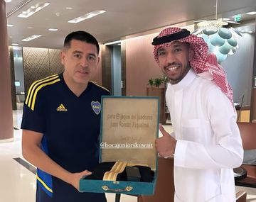 A lo Messi: a Juan Román Riquelme le regalaron una bisht