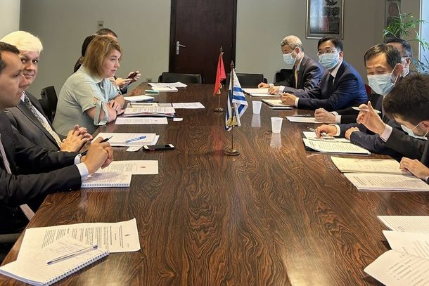 Los funcionarios de la Cancillería del Uruguay recibieron a las autoridades del Ministerio de Economía de China este viernes.